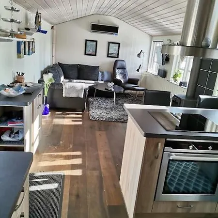 Skon Og Lys Feriebolig Ved Laekker Feriehus *